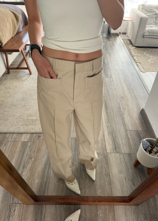 PANTALÓN BEIGE CON BOLSAS AL FRENTE