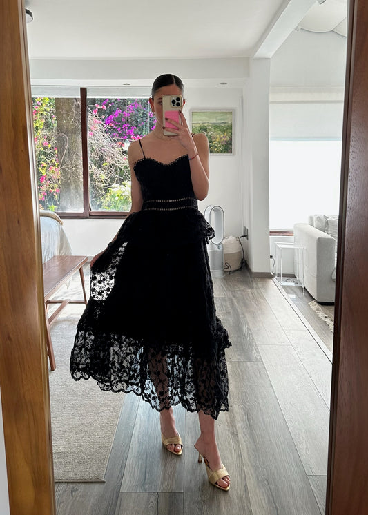 VESTIDO NEGRO MIDI CON BORDADO