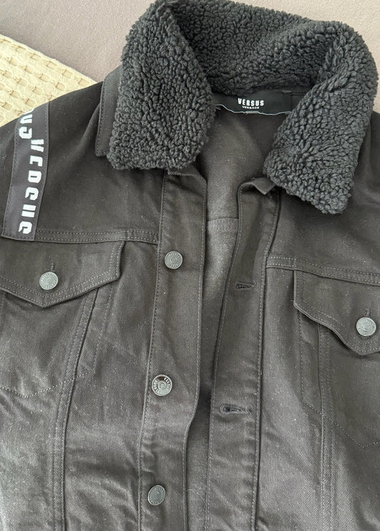 CHAMARRA DENIM NEGRA CON CUELLO FURRY