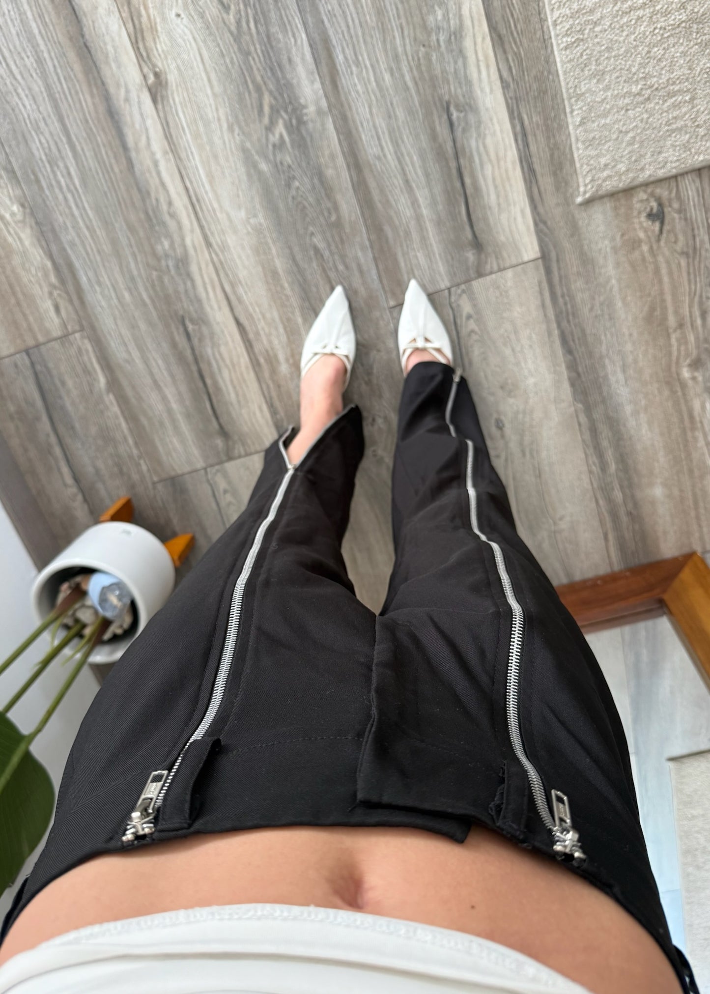 PANTALÓN NEGRO CON CIERRES