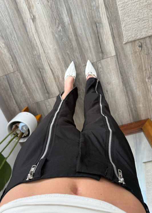 PANTALÓN NEGRO CON CIERRES