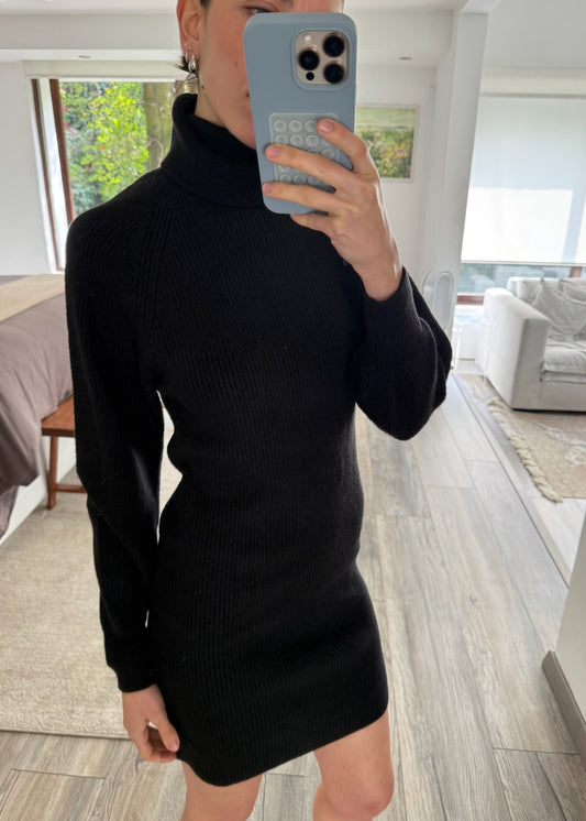 VESTIDO DE TIPO SUETER CON CUELLO ALTO