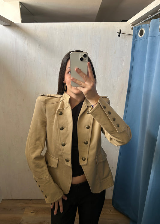 SACO CON HOMBRERAS TIPO MILITAR