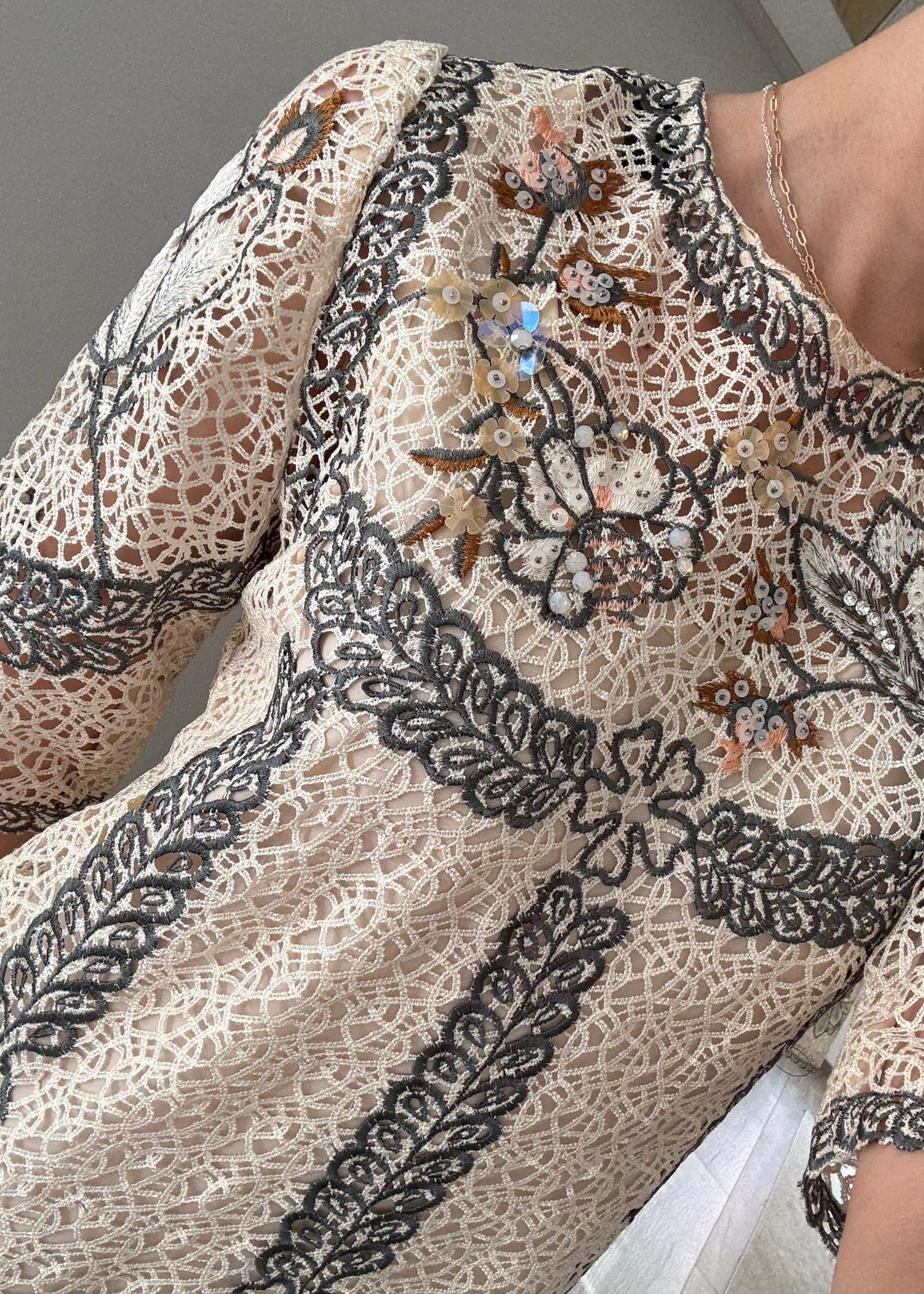 VESTIDO DE ENCAJE BEIGE MINI
