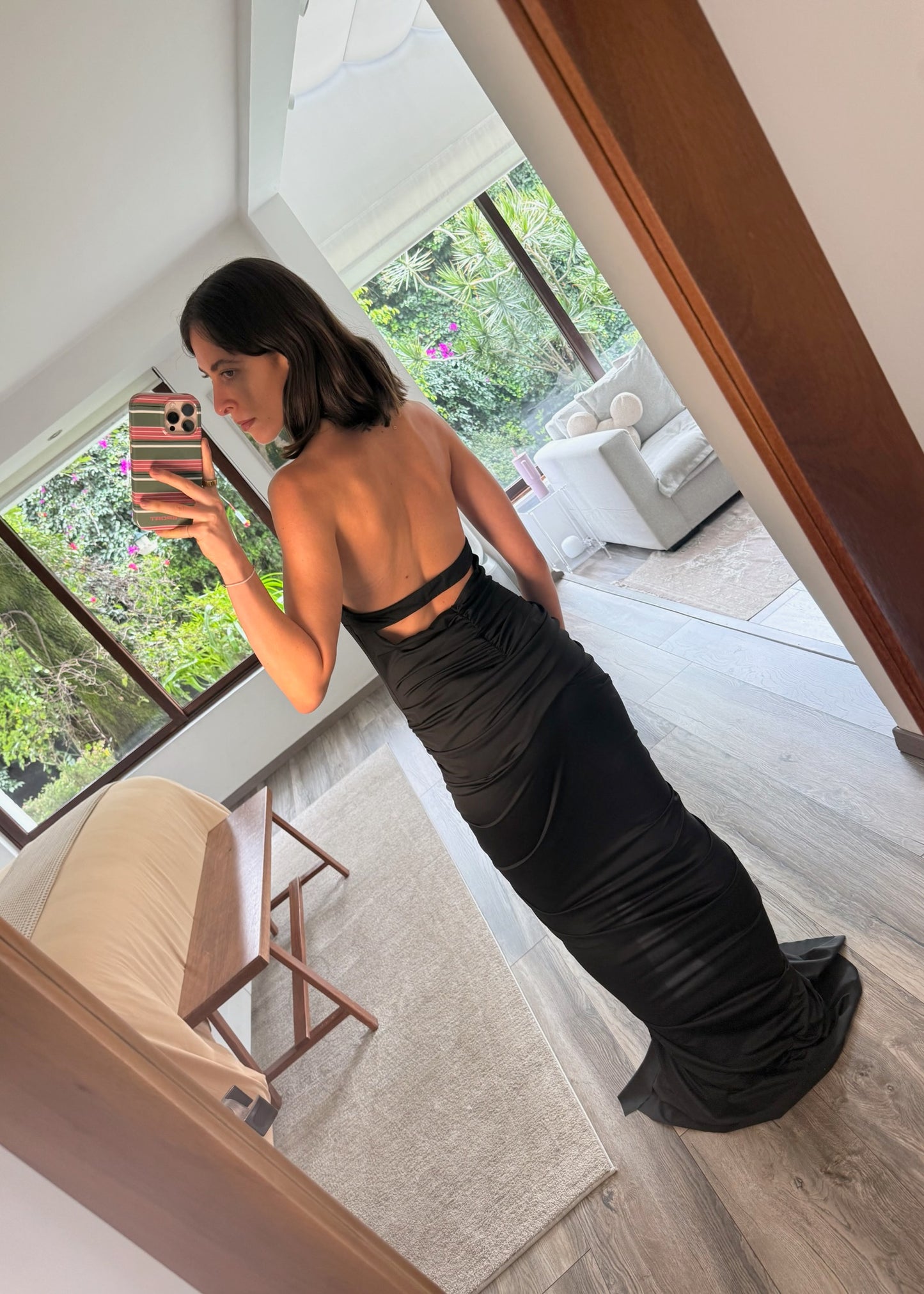 VESTIDO CUELLO HALTER Y TRIÁNGULO