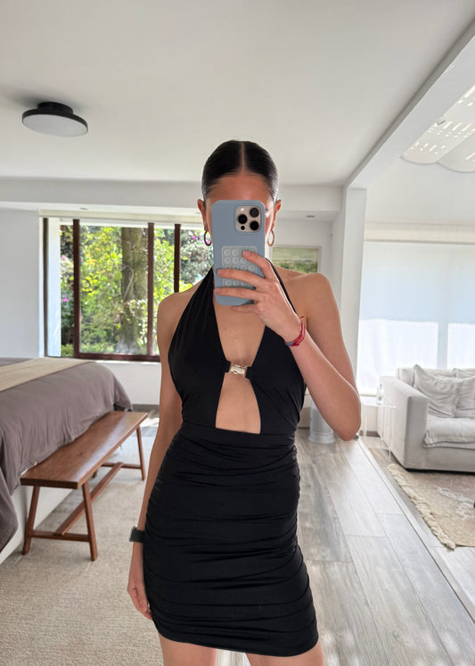 VESTIDO RUFFLE NEGRO CON BROCHE