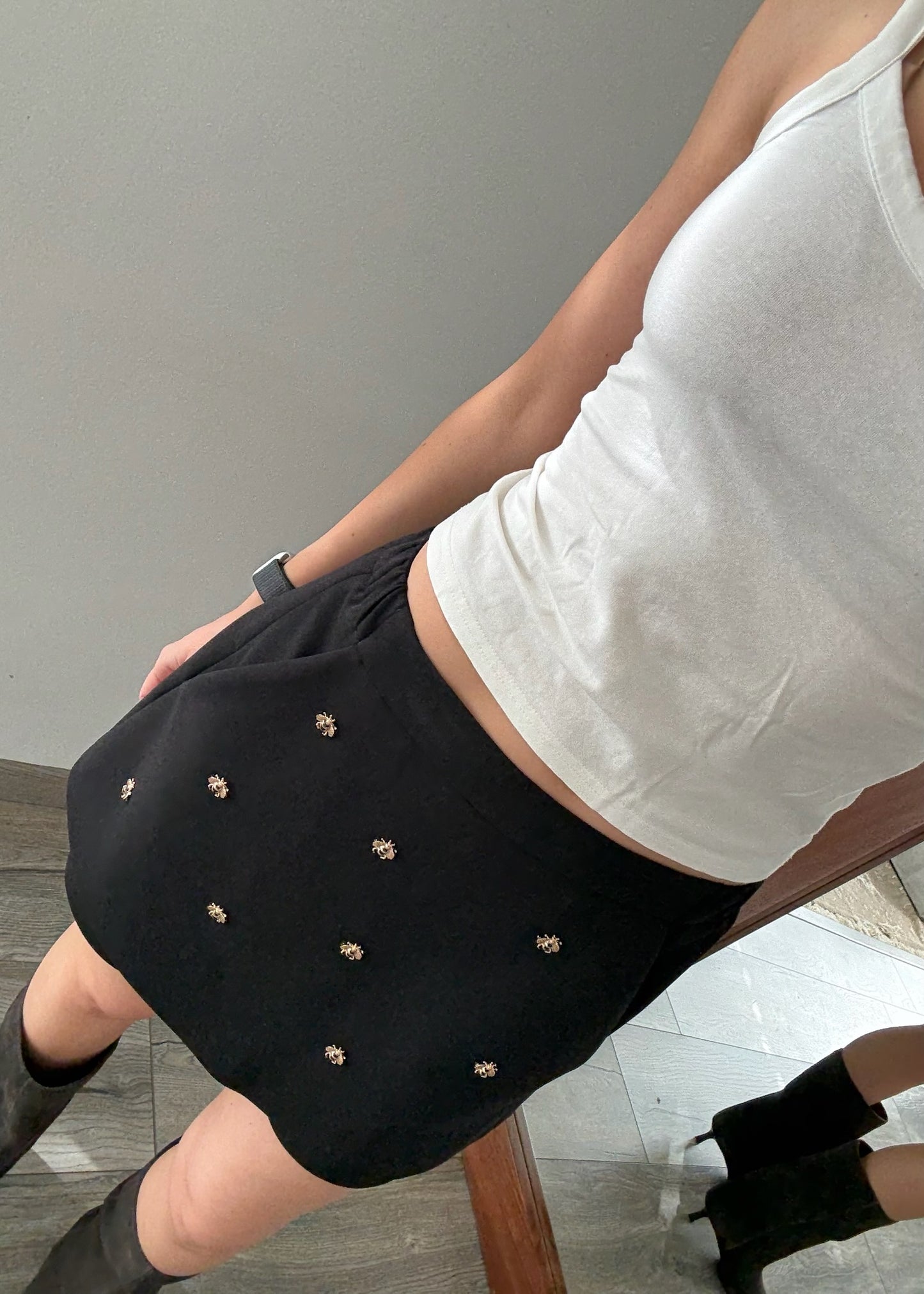 SKORT NEGRO CON ABEJAS