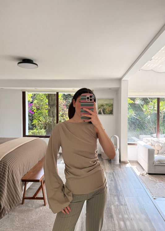BLUSA CON UNA MANGA