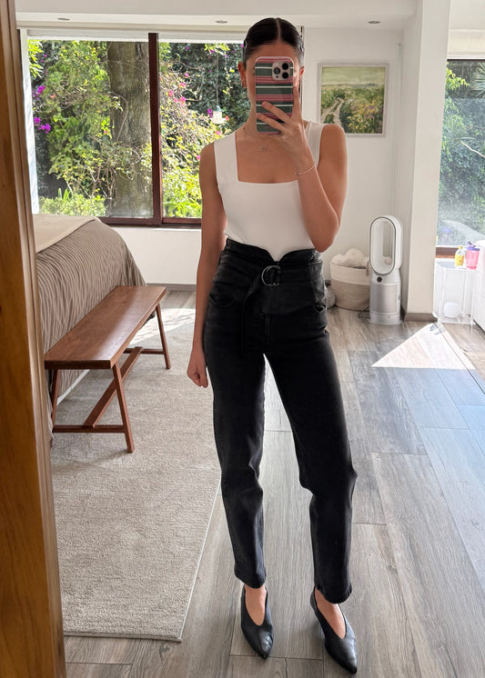 JEANS HIGH RISE CON CINTURÓN