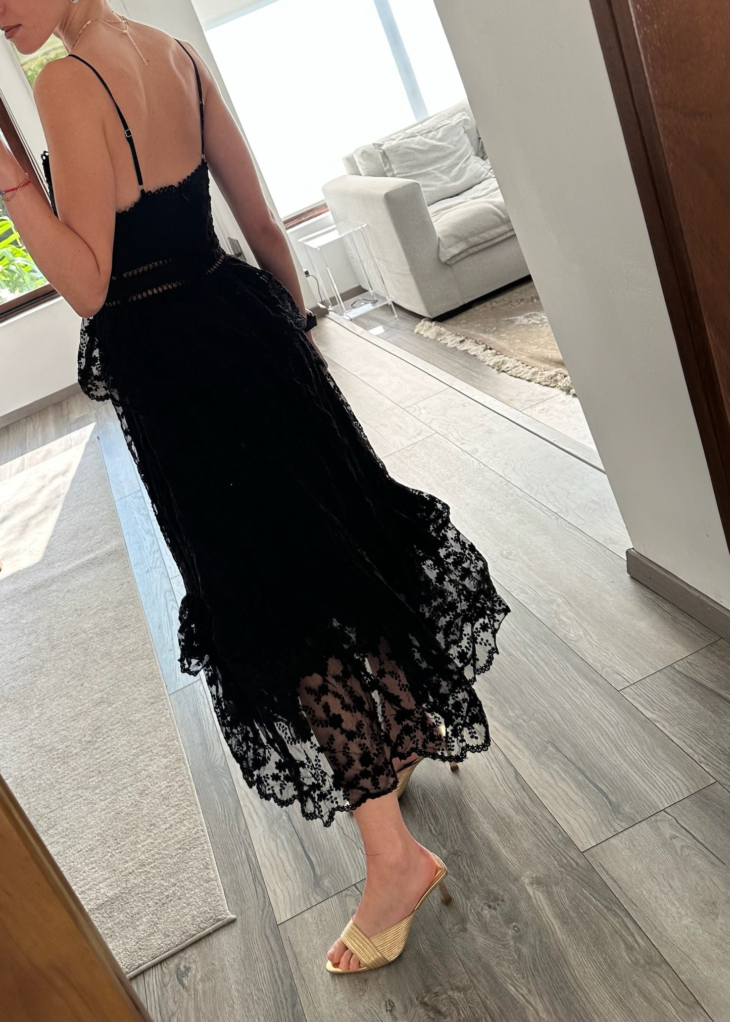 VESTIDO NEGRO MIDI CON BORDADO
