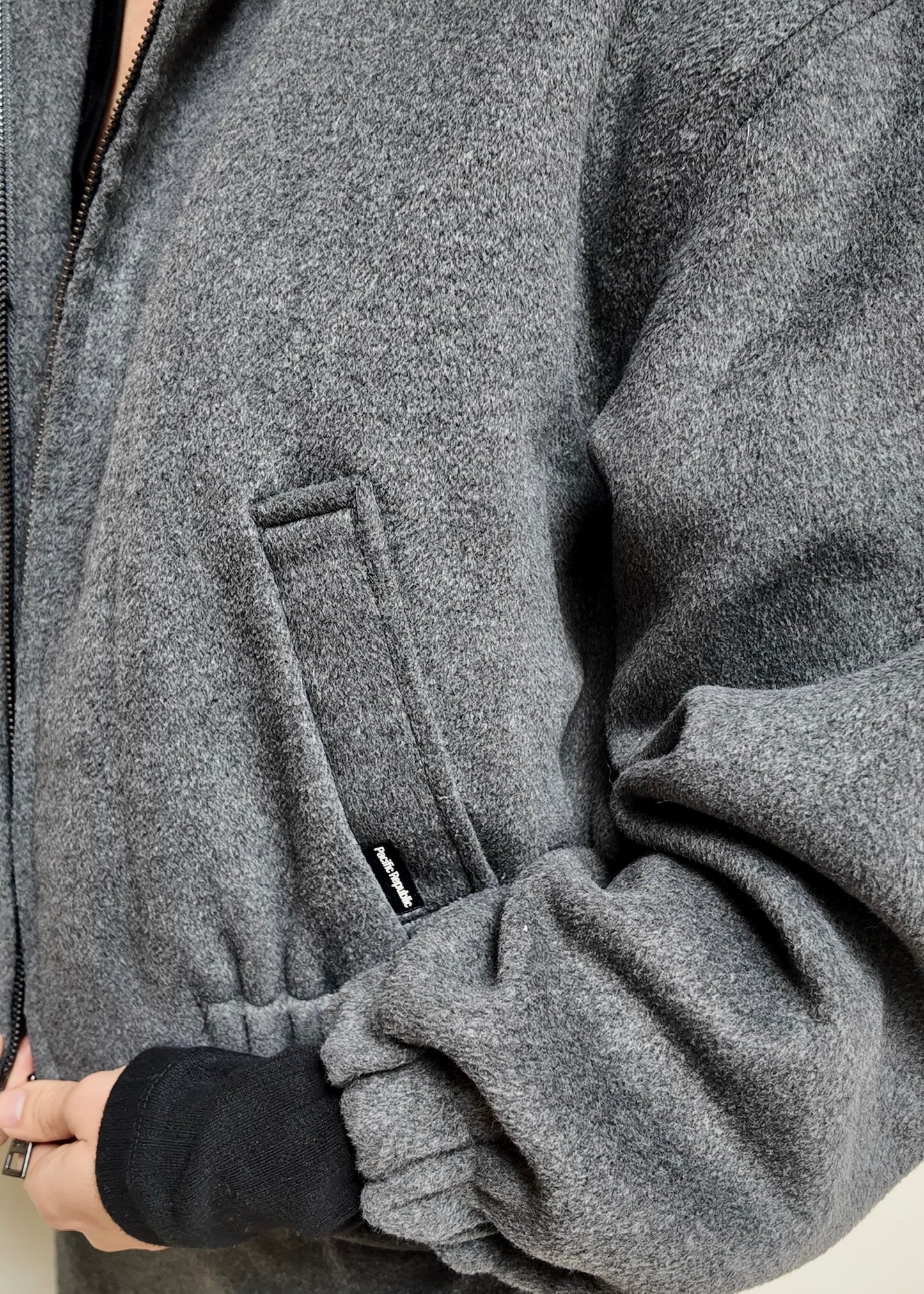 CHAMARRA BOMBER CROPPED GRIS OBSCURO