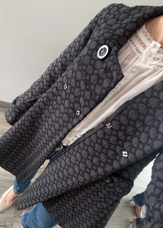 ABRIGO NEGRO CON PRINT