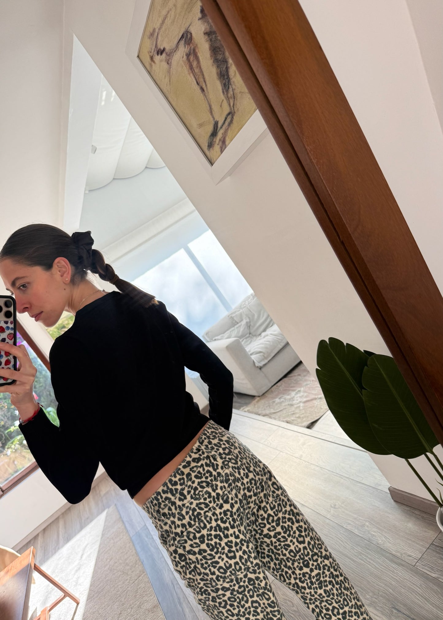 SUÉTER NEGRO CON HOYOS