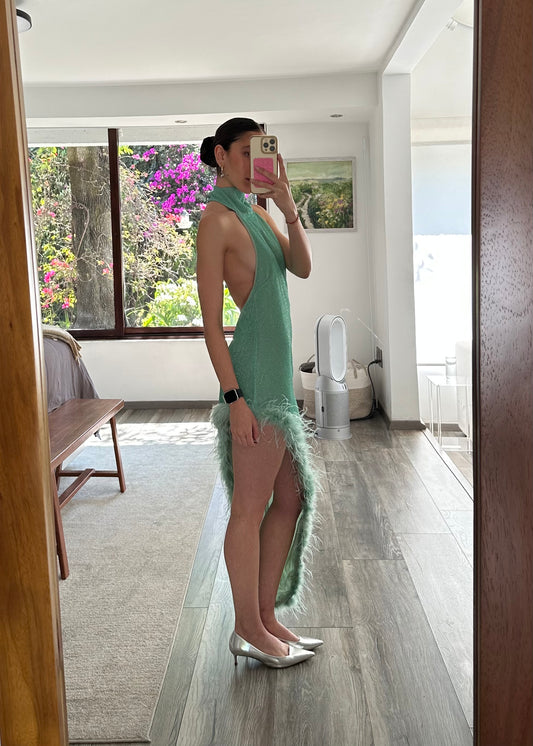 VESTIDO ASIMÉTRICO CON PLUMAS