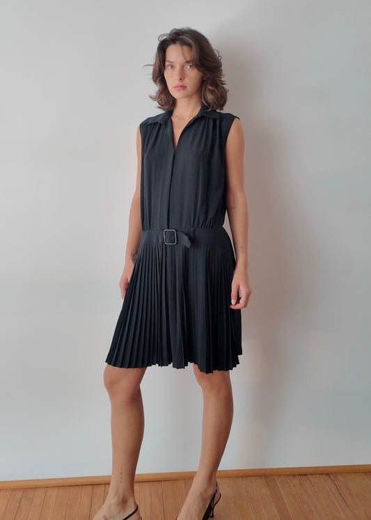 VESTIDO NEGRO PLISADO CON HEBILLA