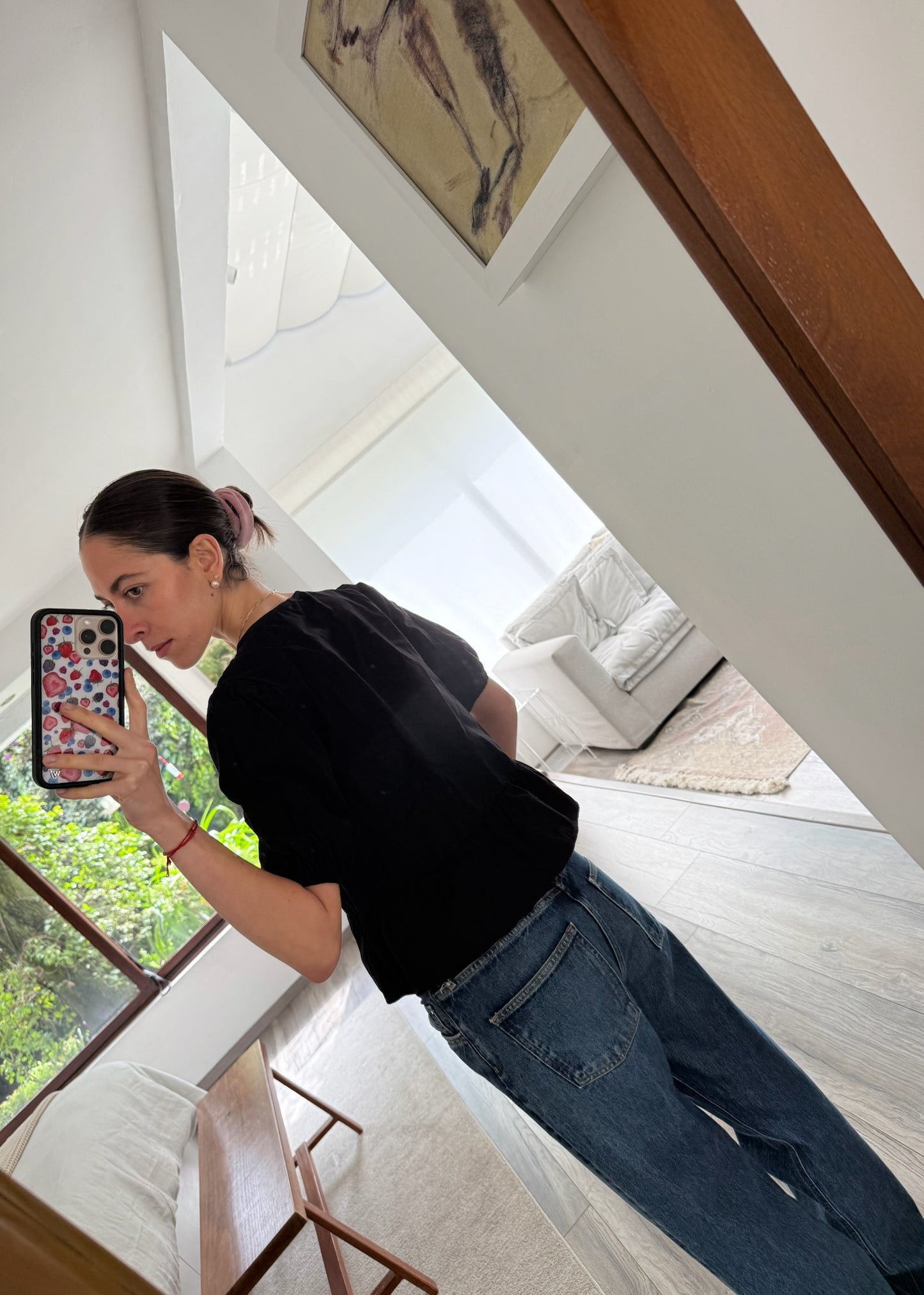 CAMISA NEGRA CON MOÑOS