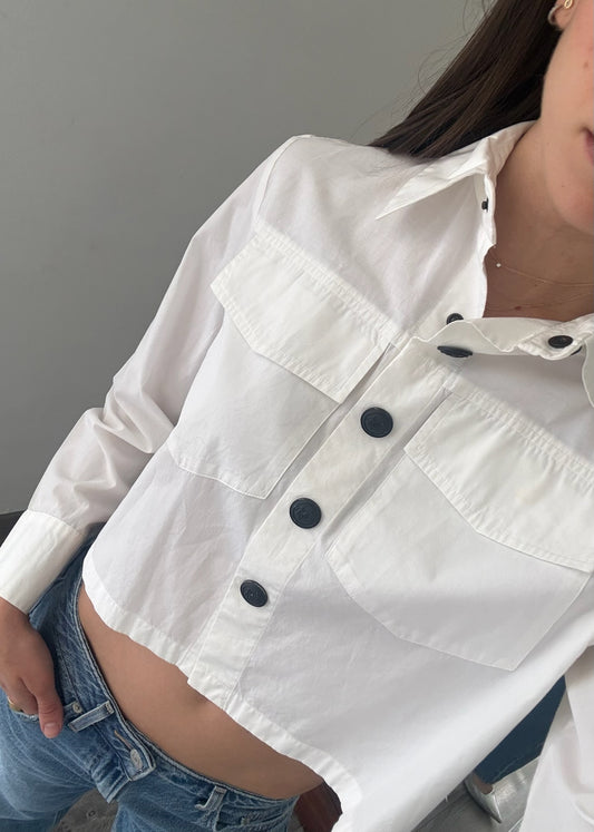 CAMISA CROPPED CON BOTONES NEGROS