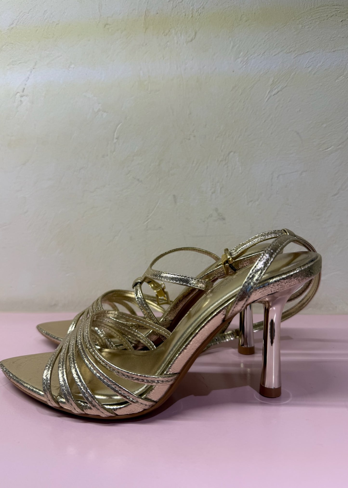 TACÓN DORADO CON STRAPS