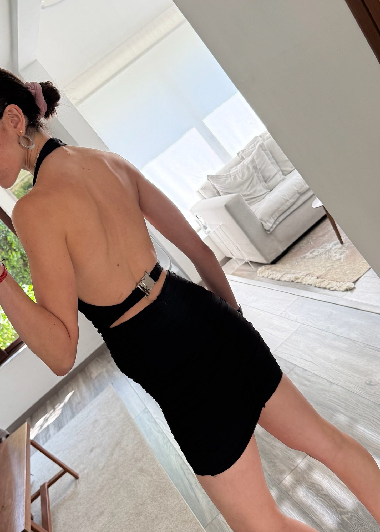 VESTIDO RUFFLE NEGRO CON BROCHE