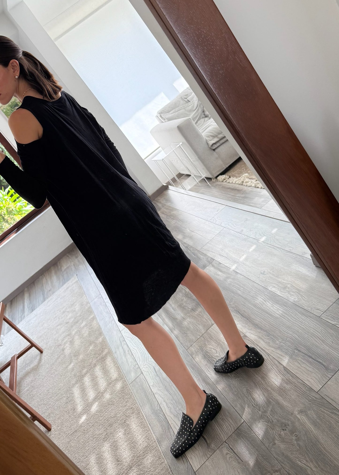 VESTIDO CASUAL CON HOMBRO ABIERTO