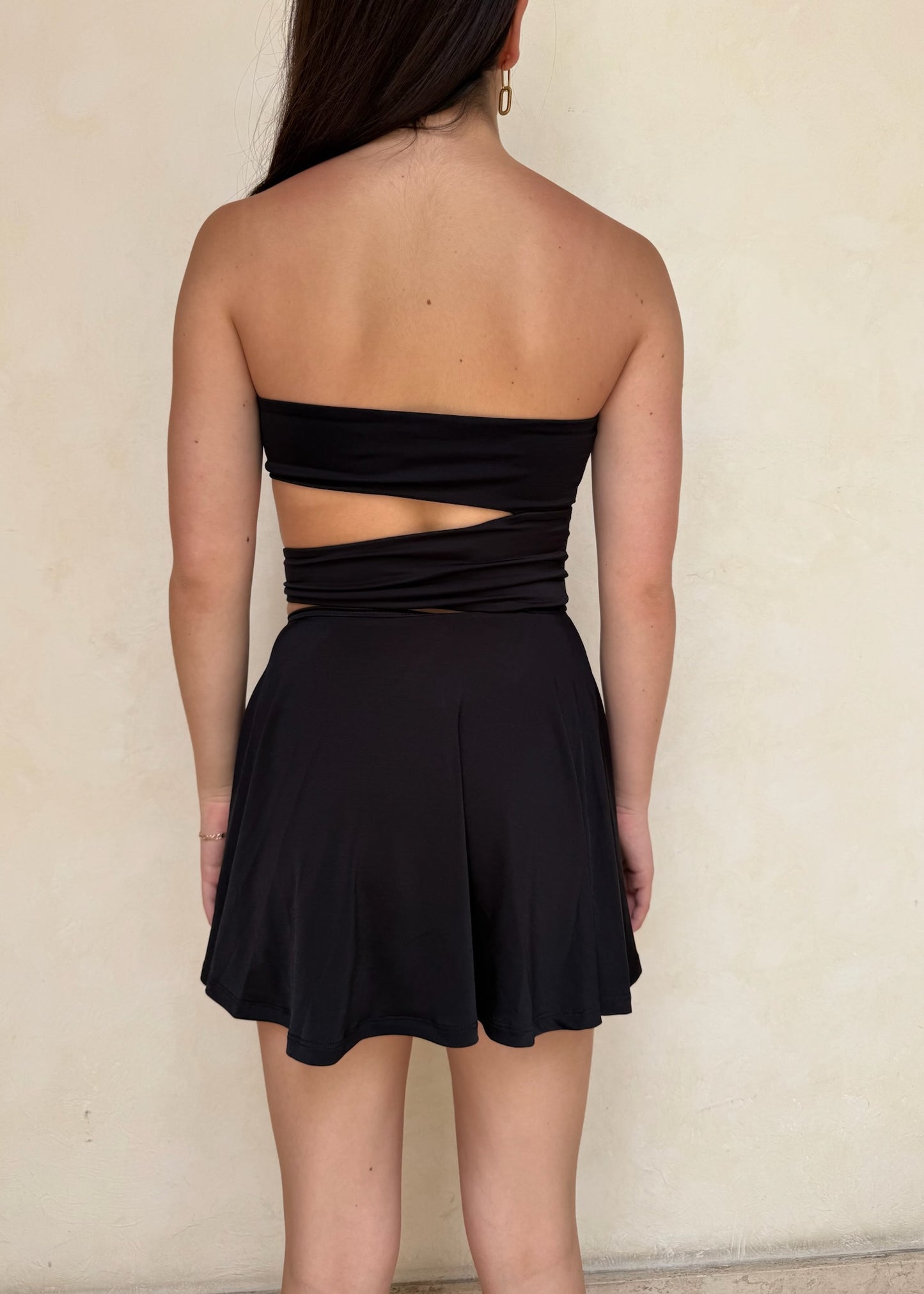 VESTIDO MINI CON CUT OUTS Y FLOR
