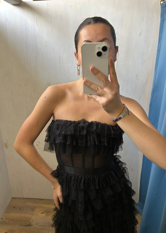 VESTIDO NEGRO CON OLANES