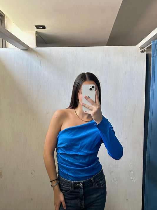 BLUSA SATINADA ONE SHOULDER