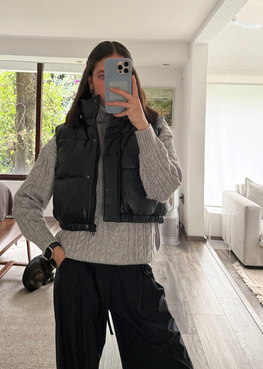 CHALECO PUFFER NEGRO CROPPED
