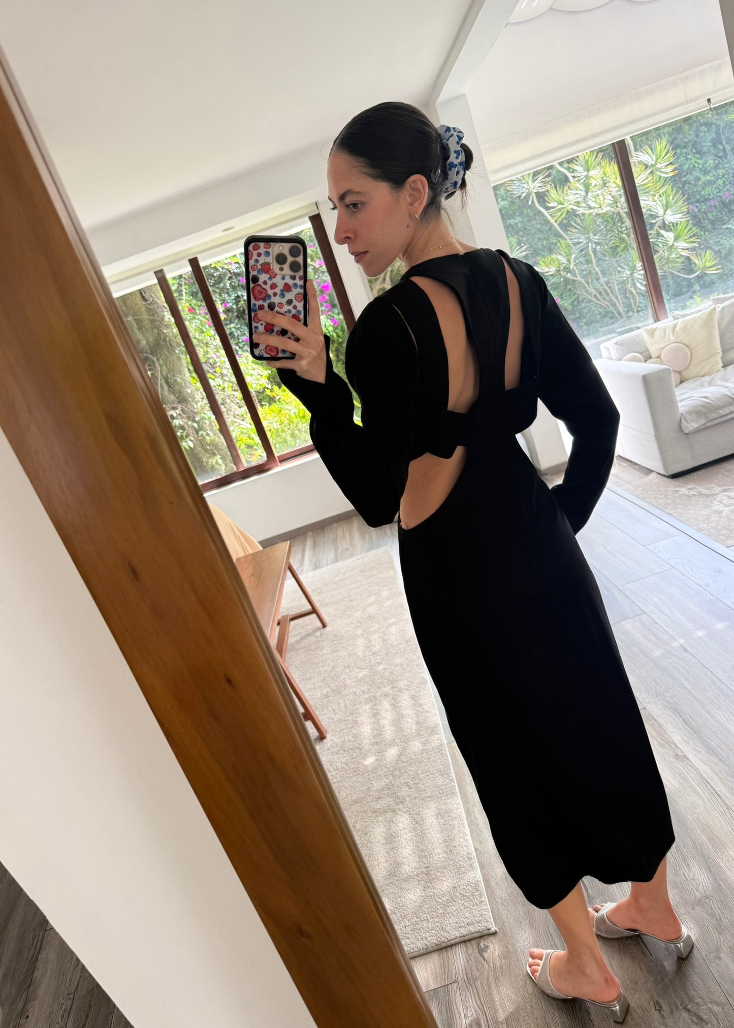 VESTIDO NEGRO CON CUT OUTS