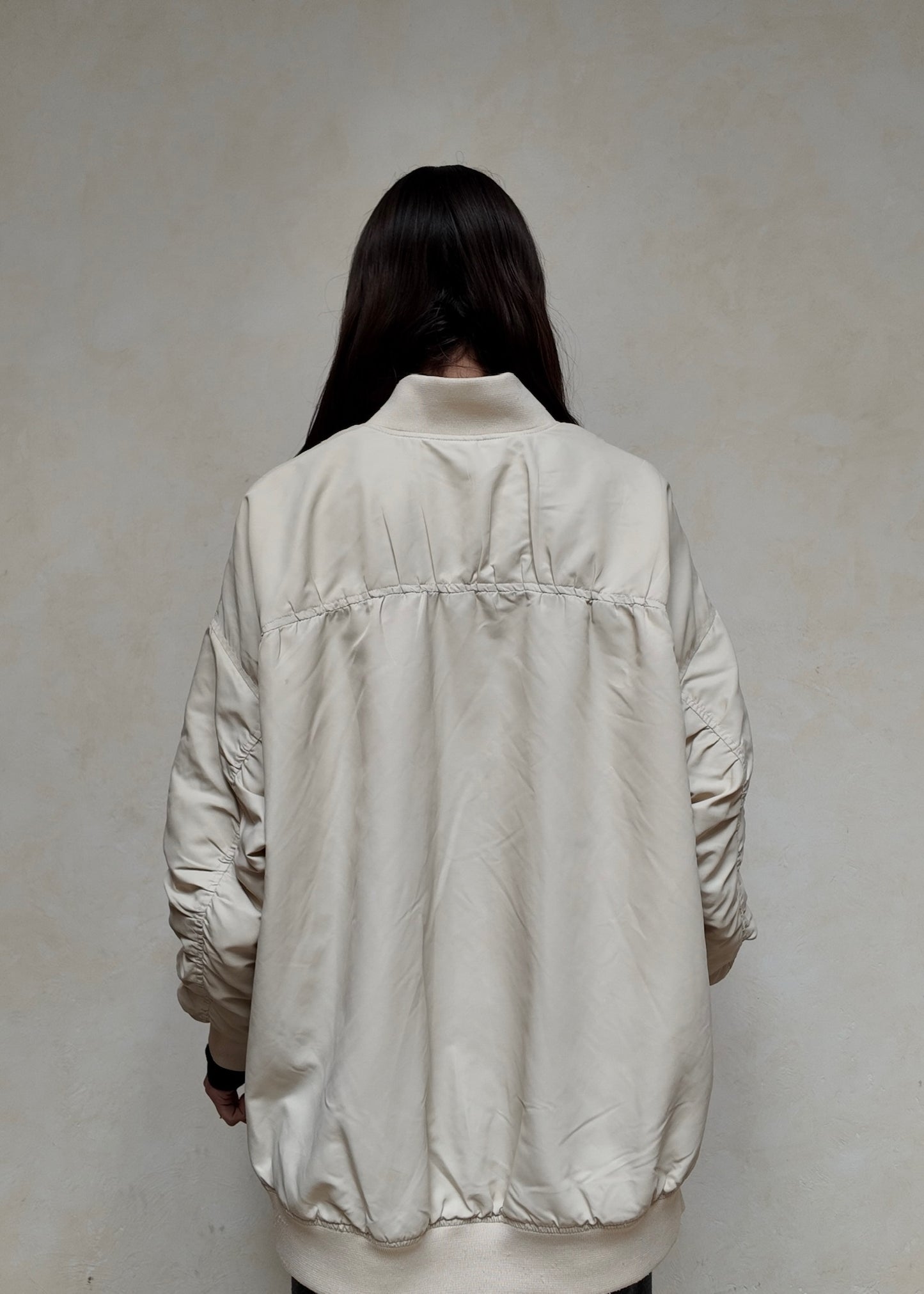 BOMBER JACKET BEIGE CON CIERRES EN COSTADOS