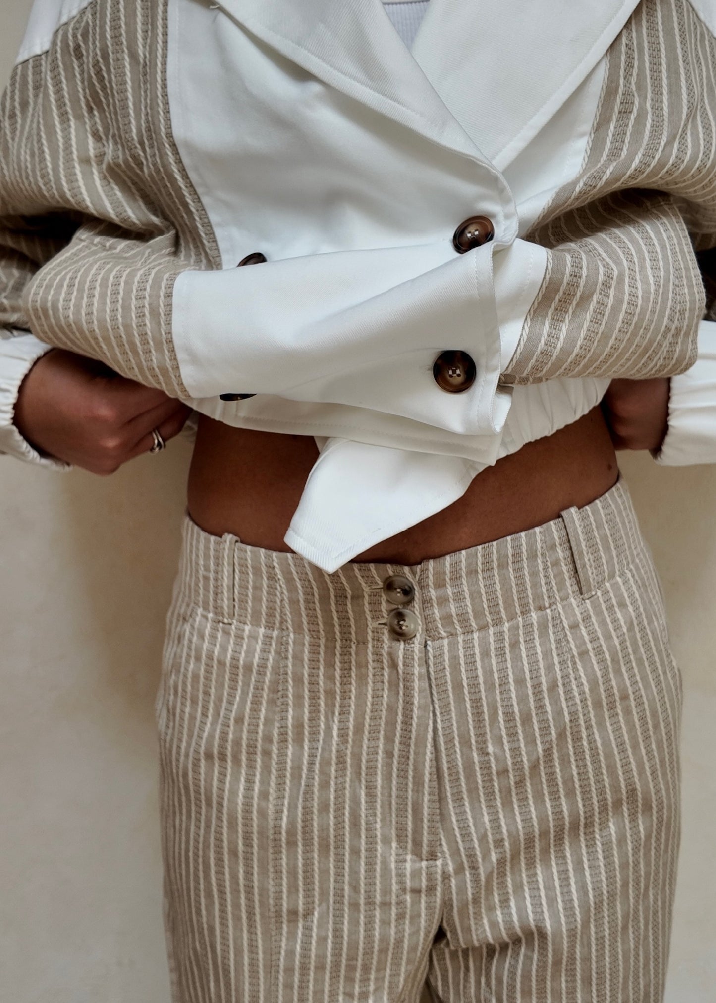 SET STRIPED CHAMARRA Y PANTALÓN