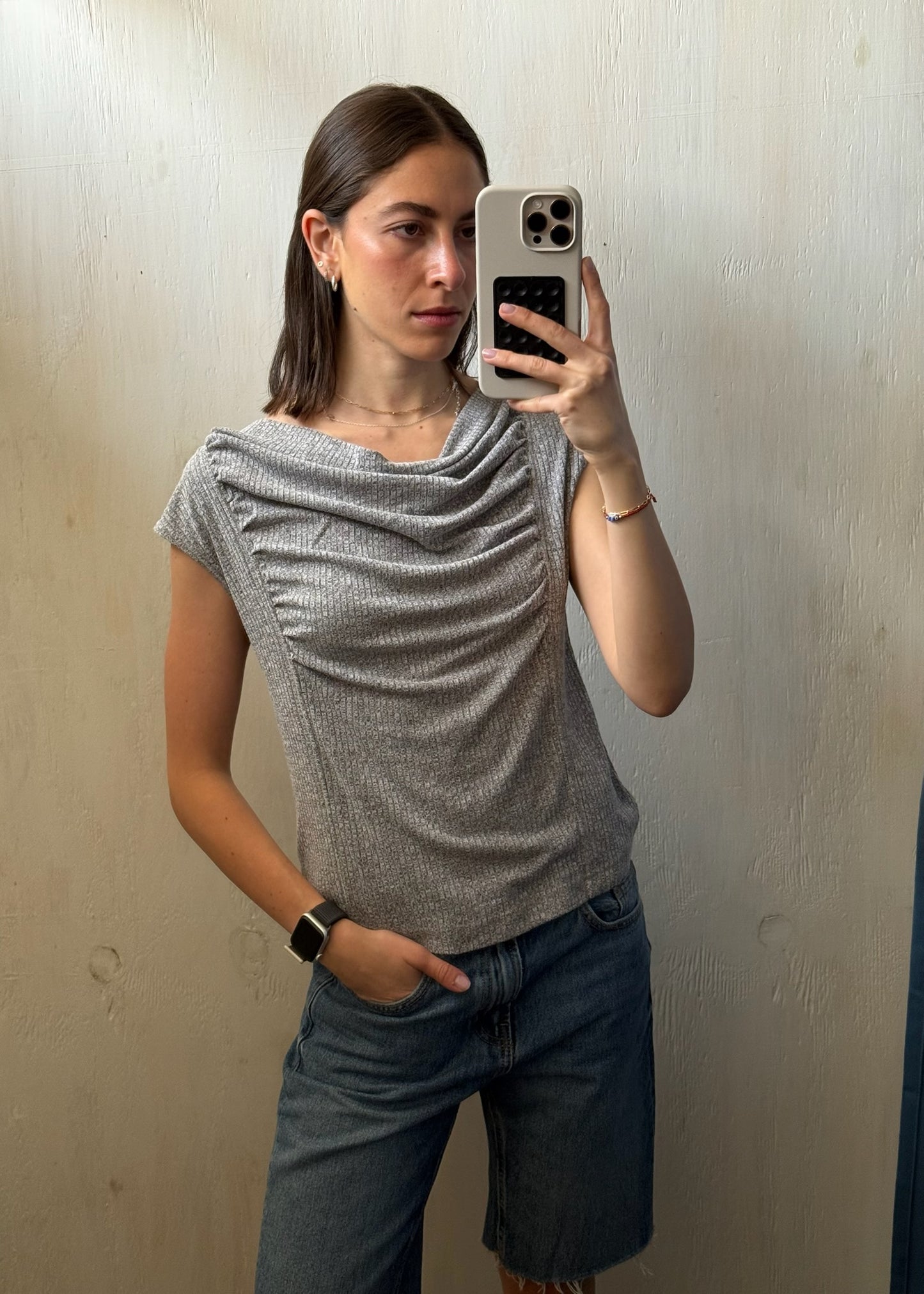 BLUSA GRIS CUELLO CAÍDO