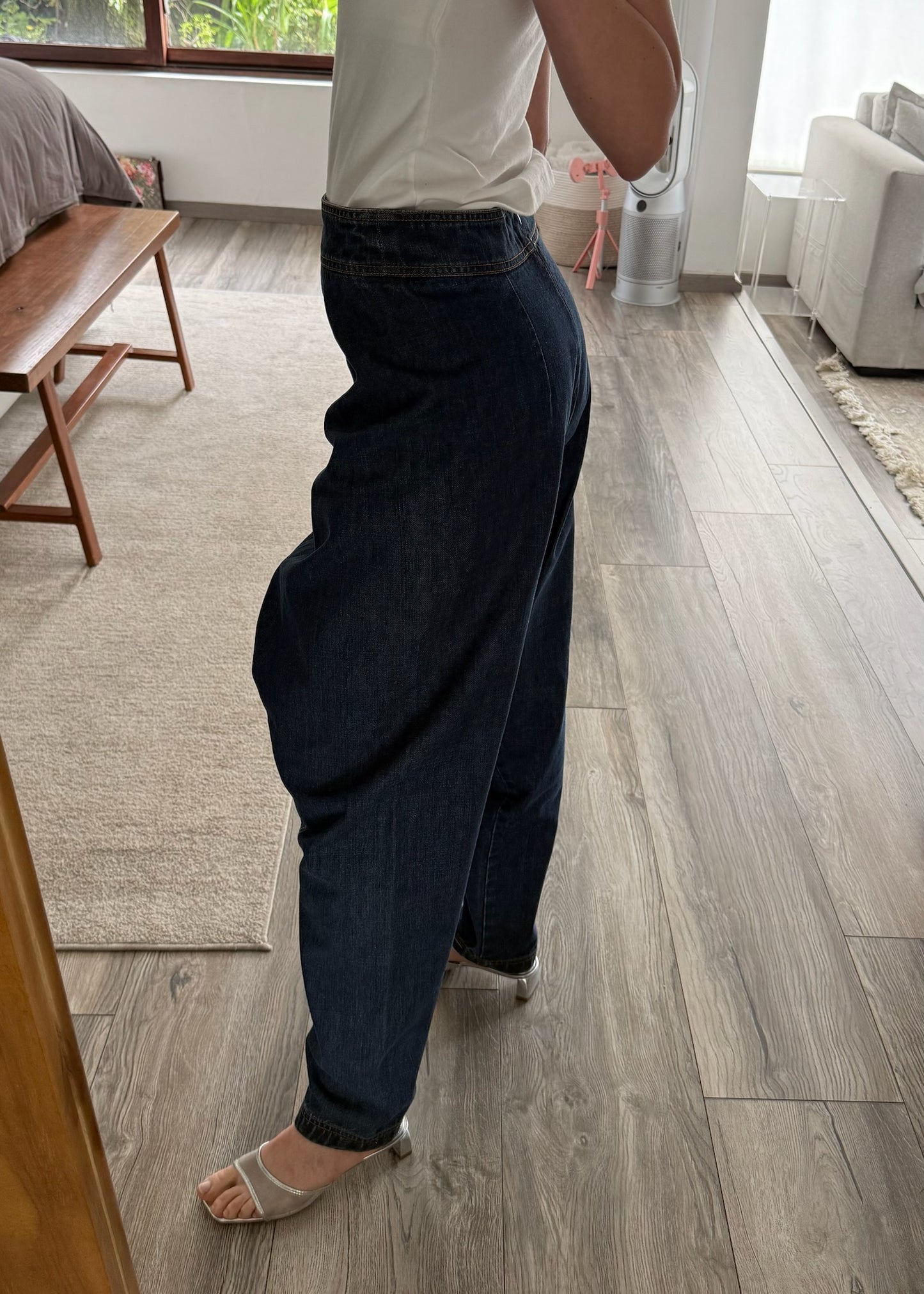 JEANS AZUL FUERTE CON DETALLE EN FRENTE