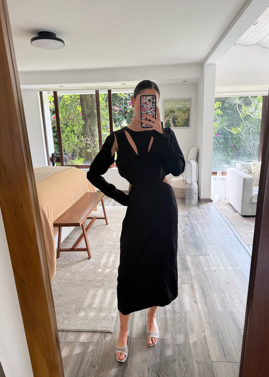 VESTIDO NEGRO CON CUT OUTS