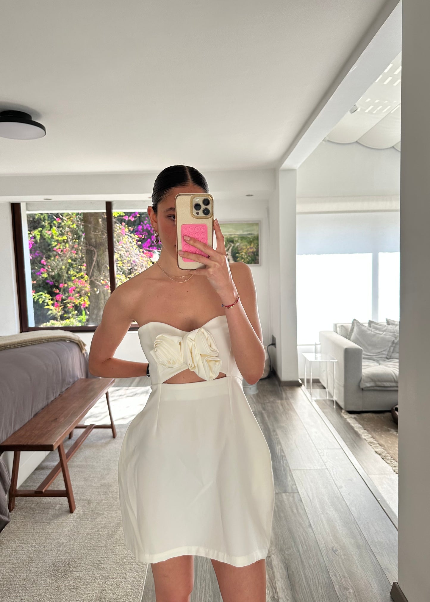 VESTIDO MINI STRAPLESS CON FLOR