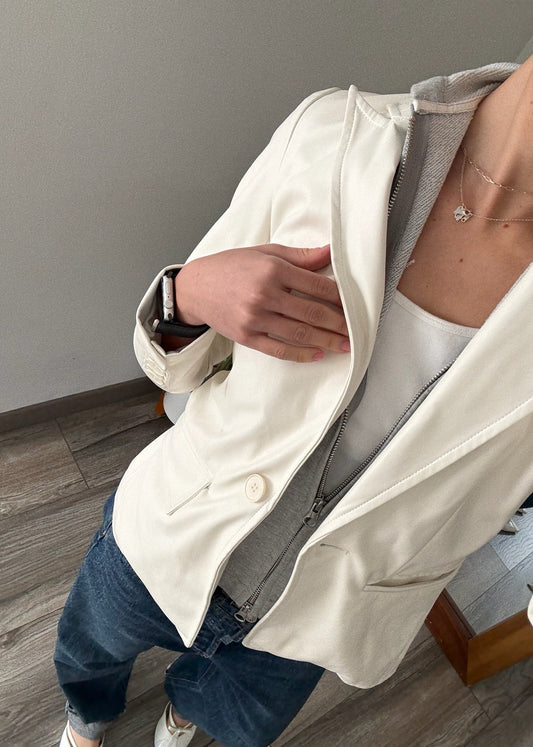 BLAZER DE PIEL BLANCO CON HOODIE