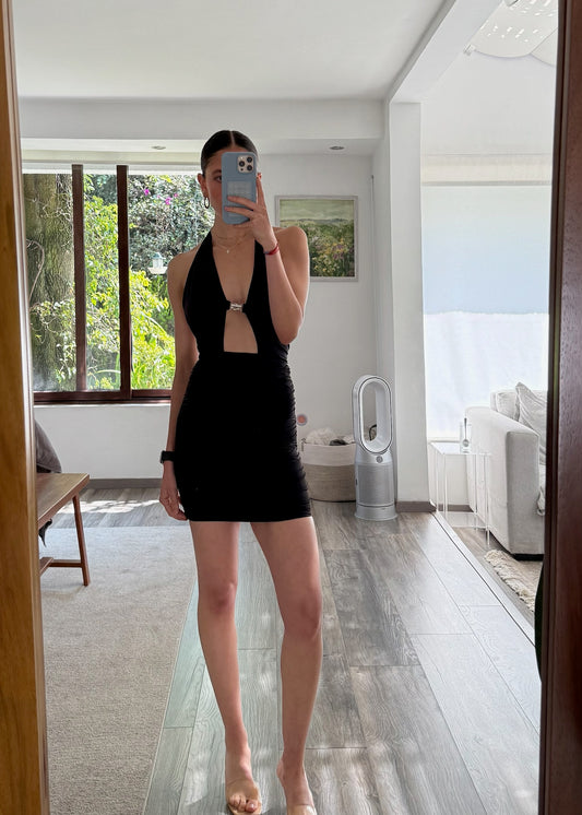 VESTIDO RUFFLE NEGRO CON BROCHE