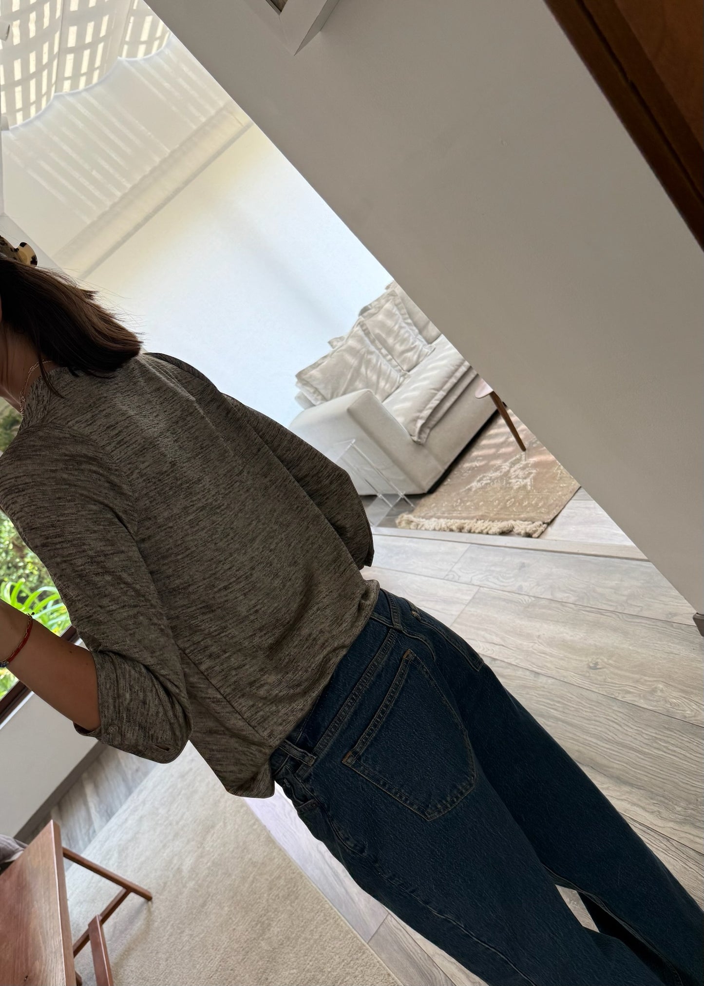 BLUSA GRIS CON ESCOTE
