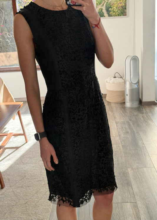 VESTIDO MIDI NEGRO CON PIEL