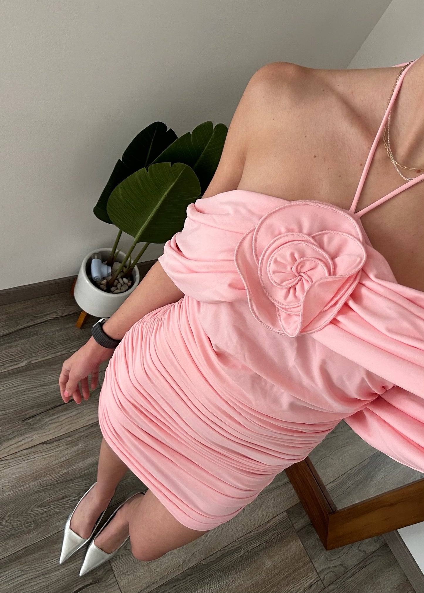 VESTIDO MINI RUCHED CON FLOR