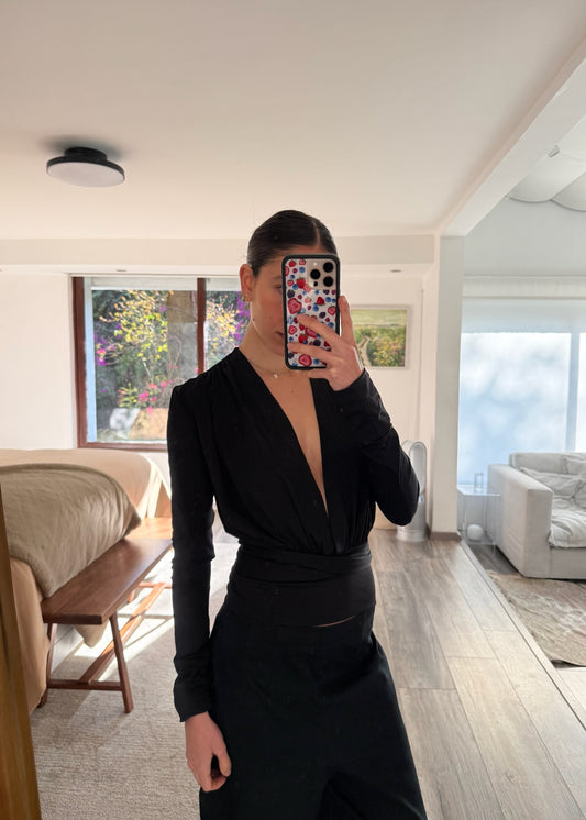 BLUSA NEGRA ESCOTE EN V