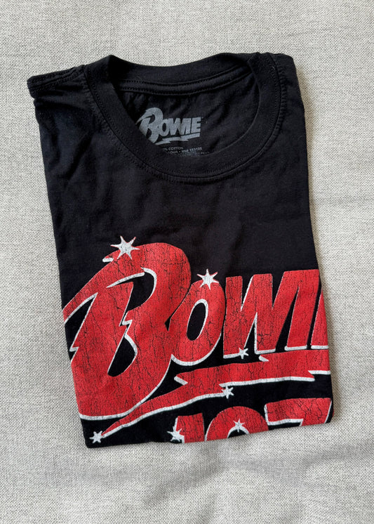 TEE BOWIE LETRAS ROJAS