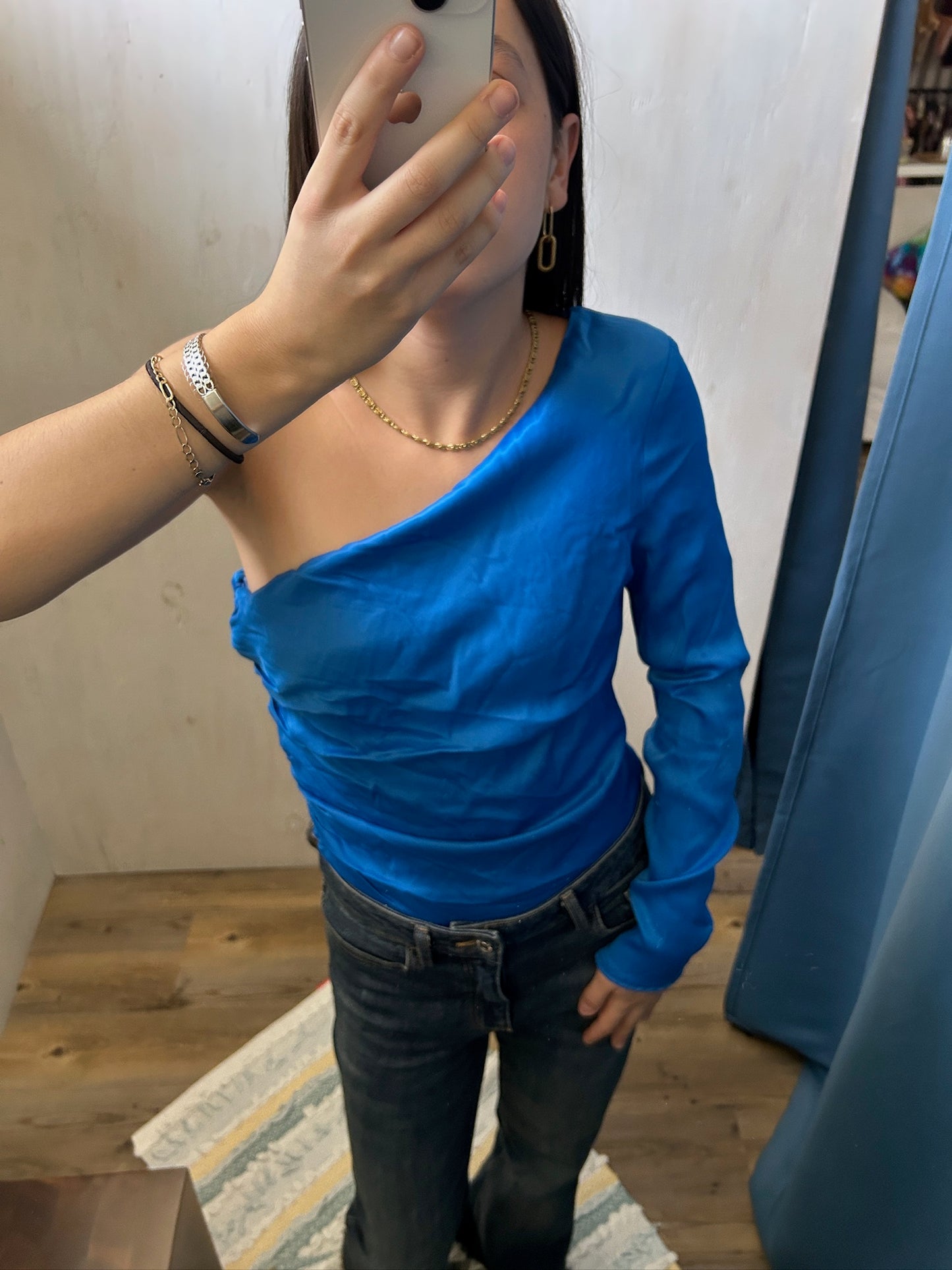 BLUSA SATINADA ONE SHOULDER