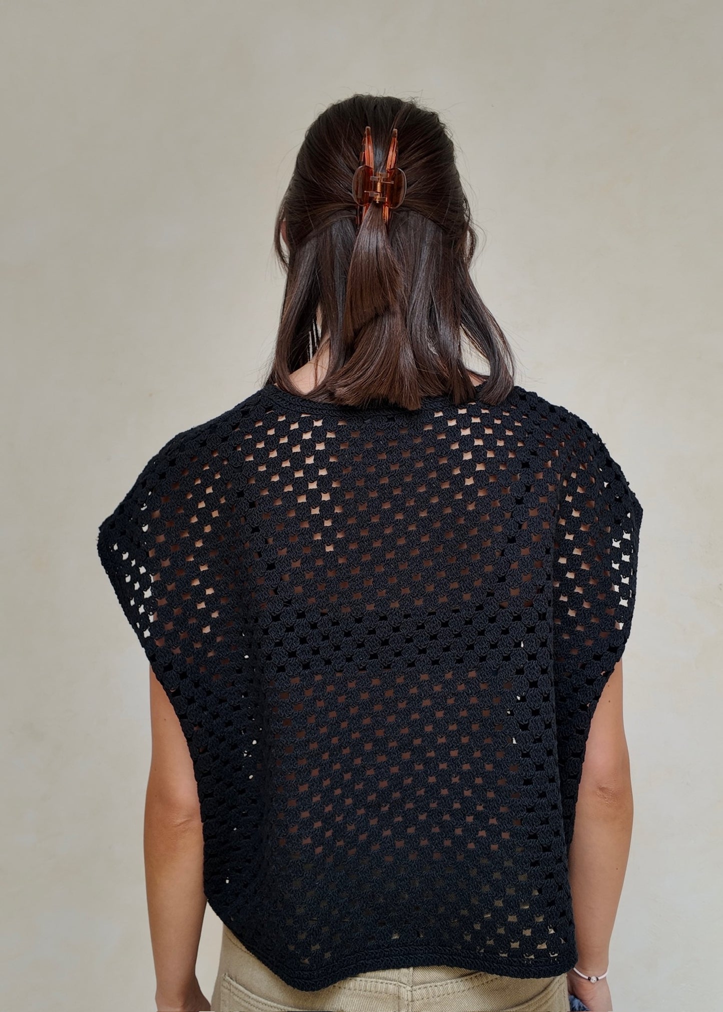 CARDIGAN NEGRO CON HOYOS
