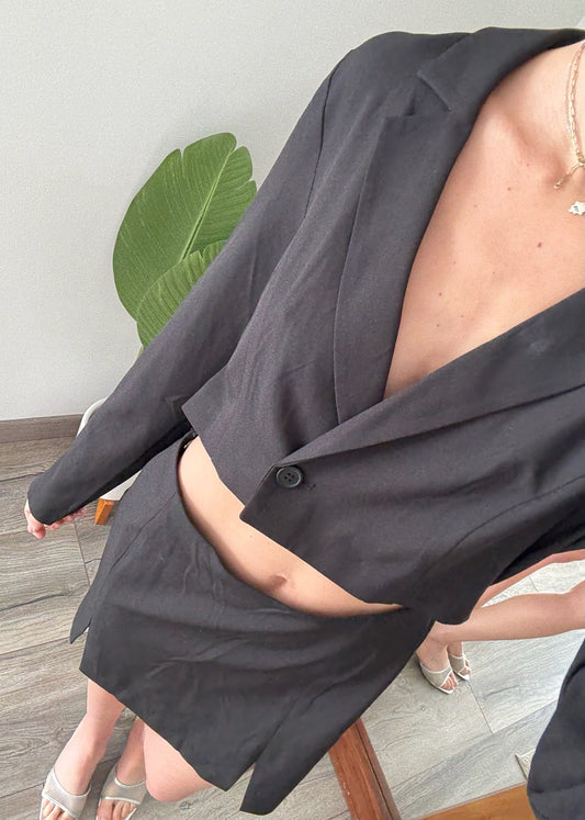 VESTIDO DE TIPO BLAZER CON CUT OUT