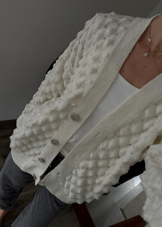 CARDIGAN BLANCO TEXTURIZADO CON HOYOS