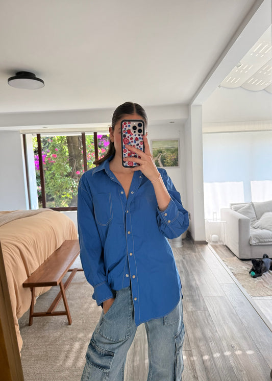 CAMISA AZUL CON COSTURAS VISIBLES