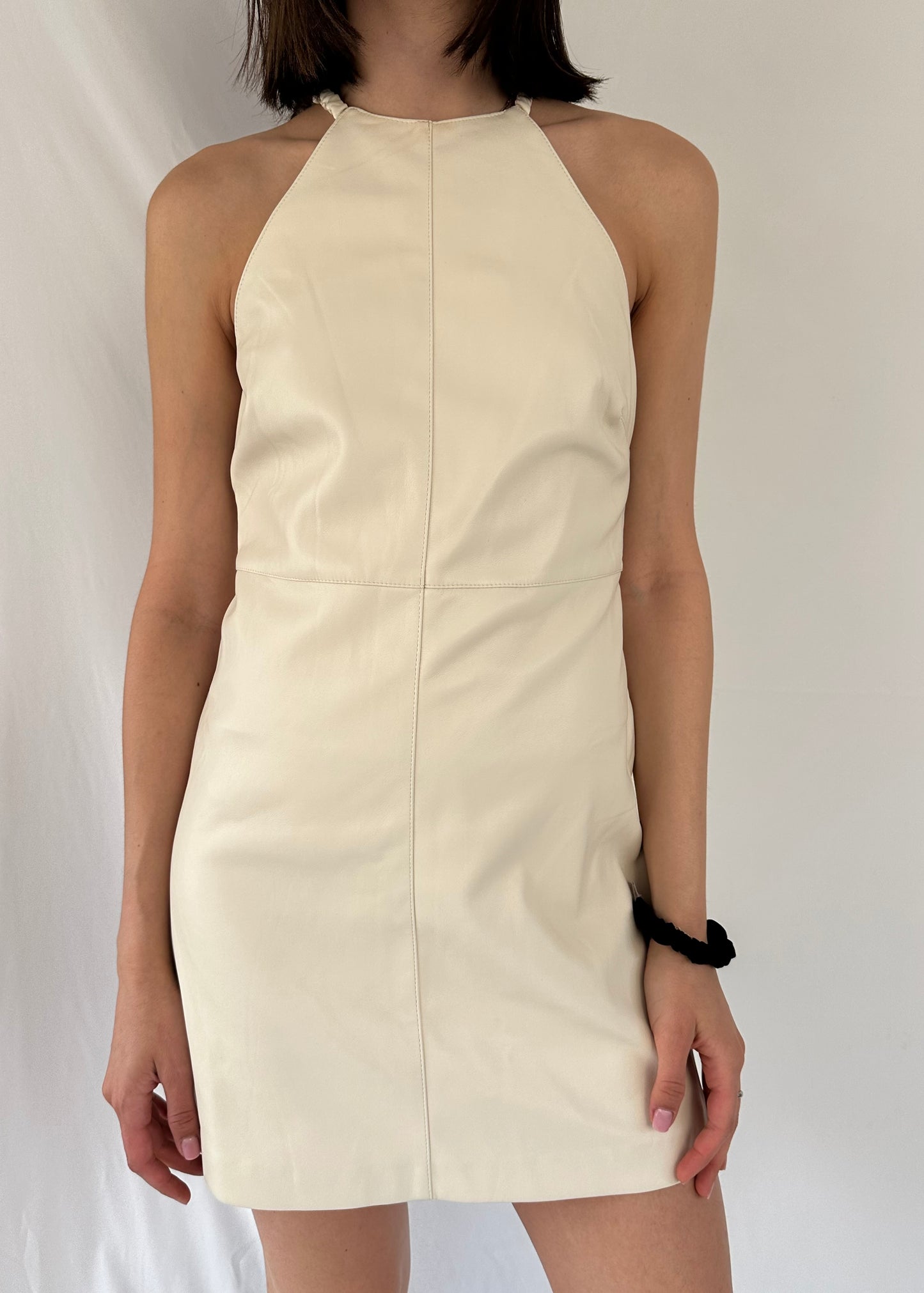 VESTIDO MINI DE VINIPIEL CREMA