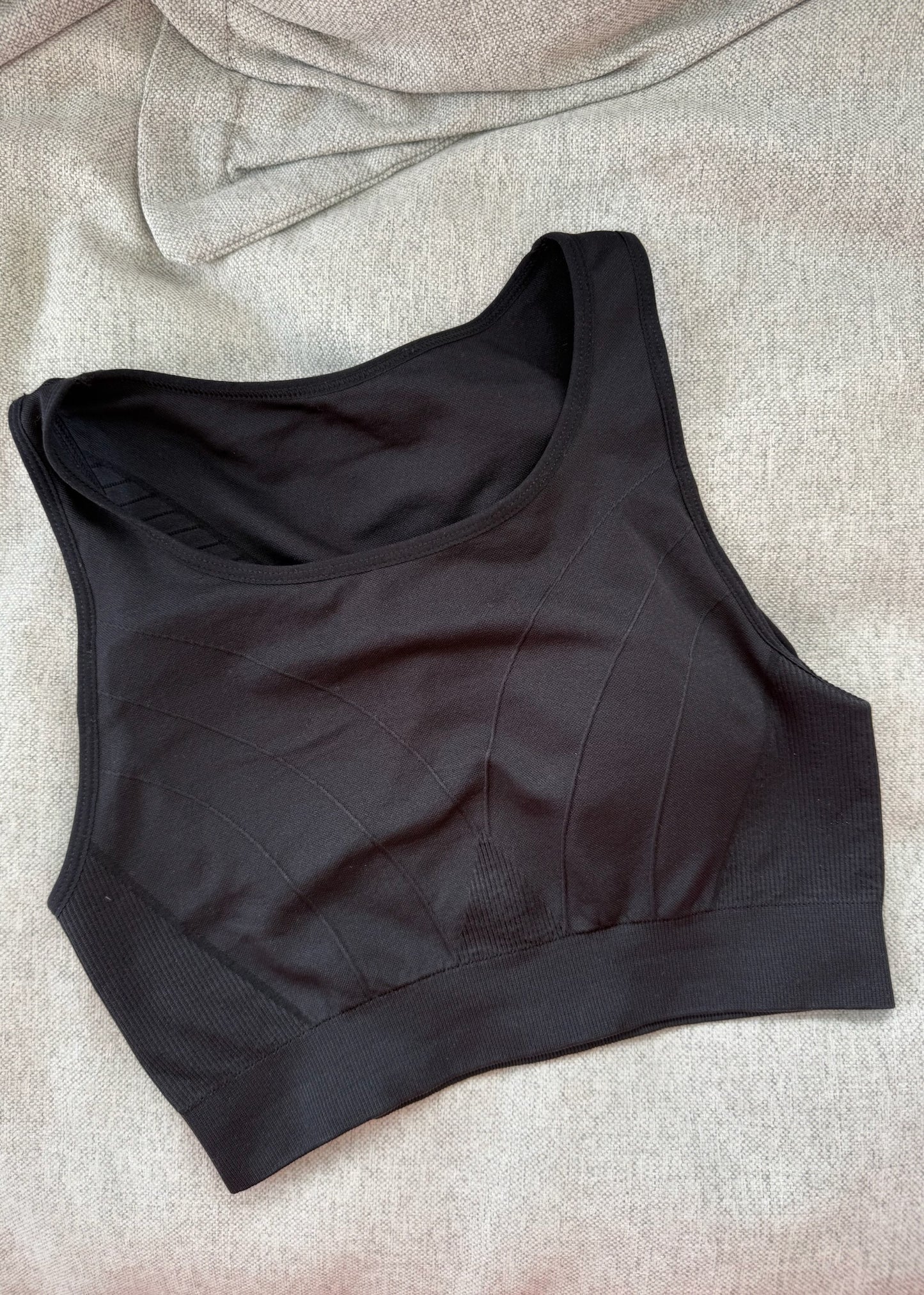 SPORTS BRA NEGRO CON COPAS