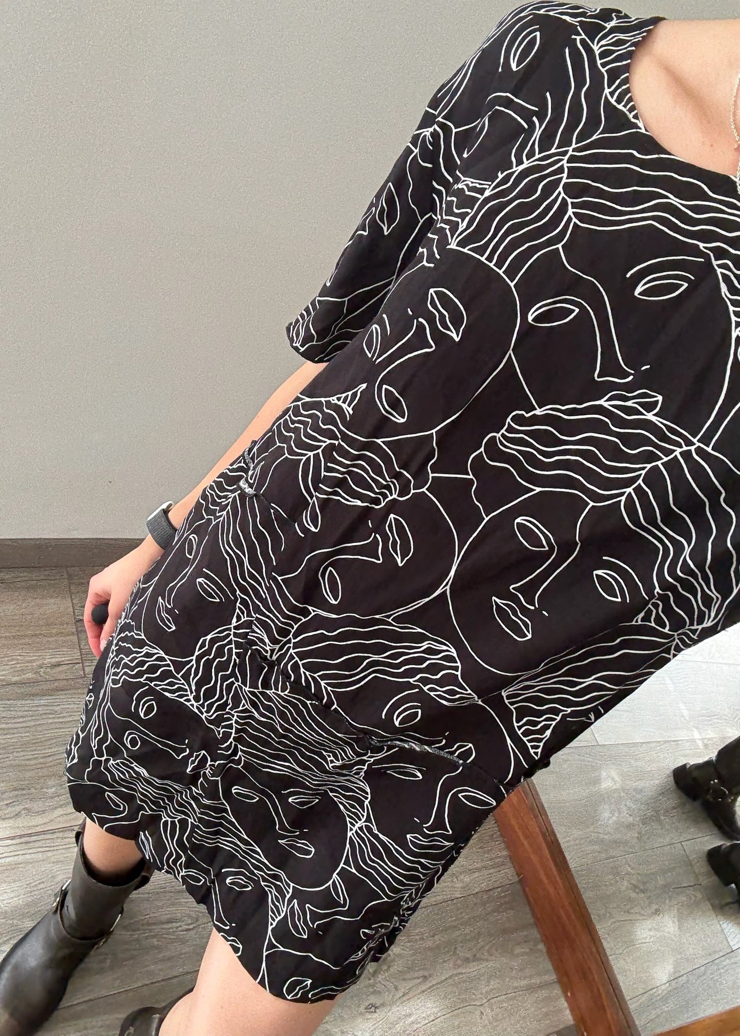 VESTIDO MINI CON PRINT DE CARAS